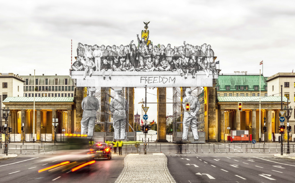 Giants, Brandenburg Gate, September 27, 2018, 6h57, Iris Hesse, Ullstein Bild, Roger-Viollet, Berlin, Germany, 2018 Colour photograph, mat plexiglas, aluminium, wood / h. 100 × L. 160 cm | h. 39 3/8 × l. 63 in Courtesy the Artist and Perrotin ©JR-ART.NET