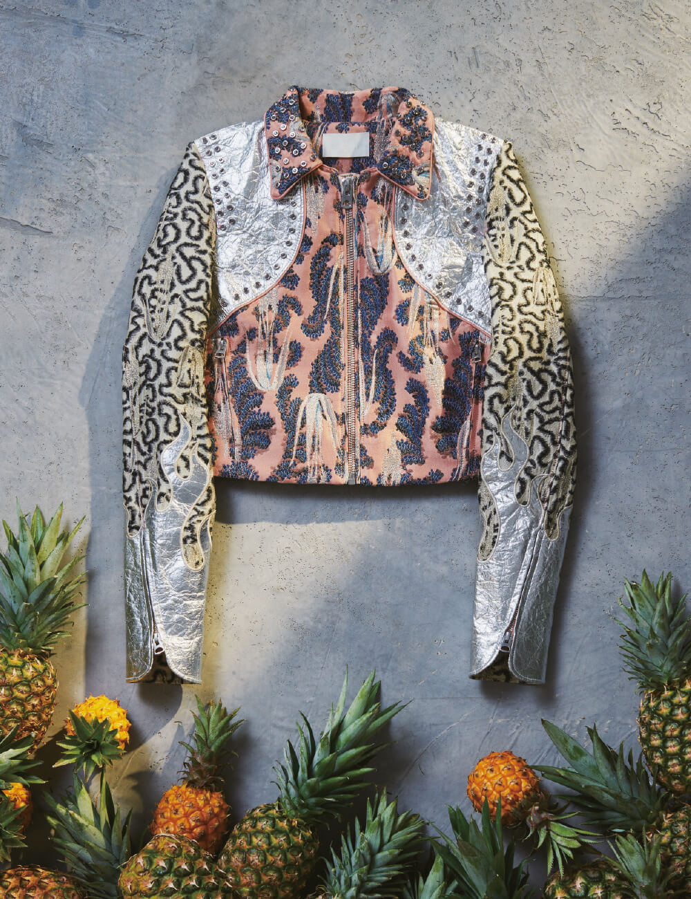 이번 컬렉션의 키 아이템. 파인애플 잎에서 추출한 셀룰로스 섬유로 만든 피냐텍스와 컬러풀한 자카드 소재의 재킷.