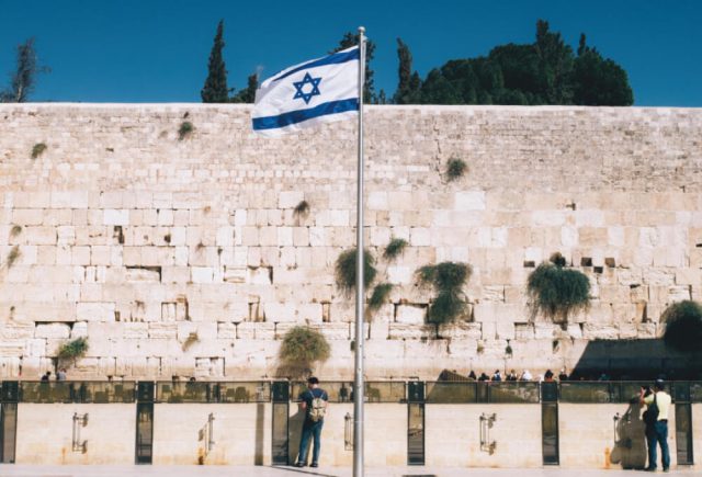 통곡의 벽 앞의 이스라엘 국기.